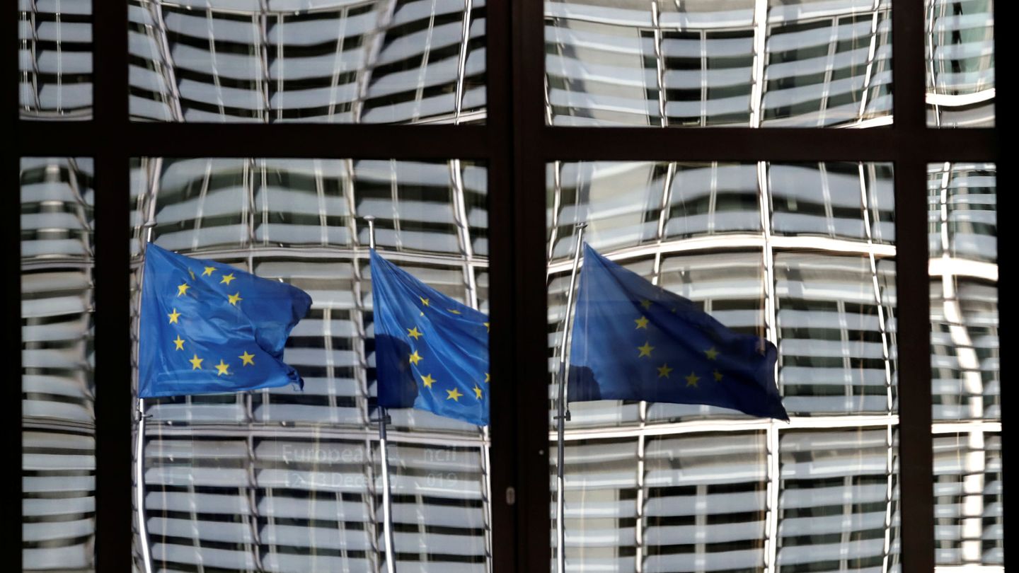 Banderas en el edificio de la Comisión Europea. (Reuters)