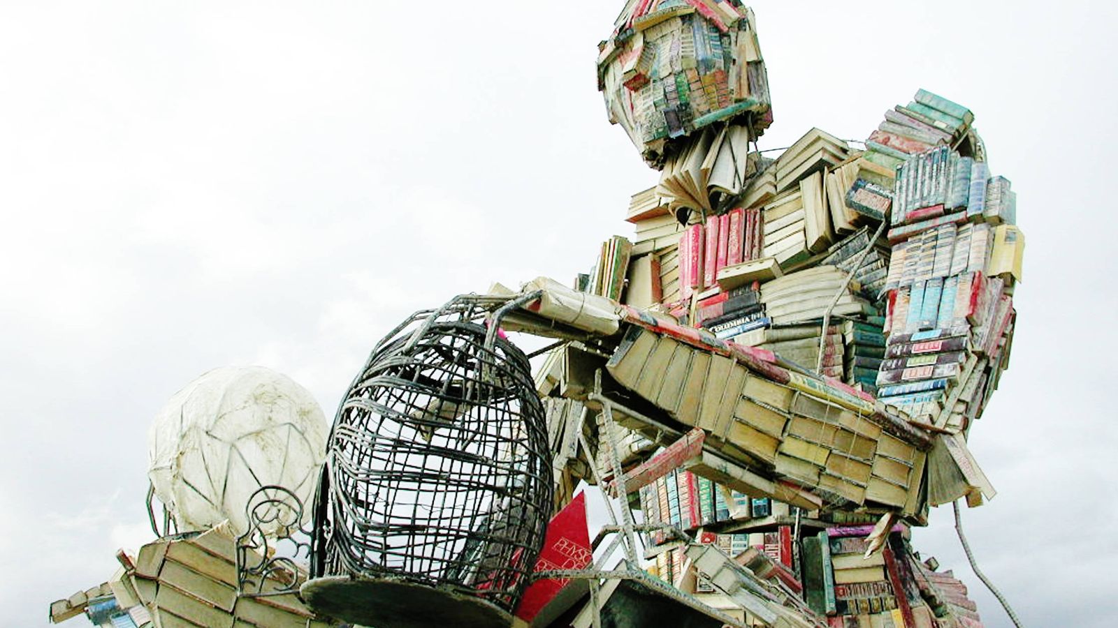 Foto: 'Body of Knowledge', una espectacular escultura de Dana Albany levantada con montones de libros.