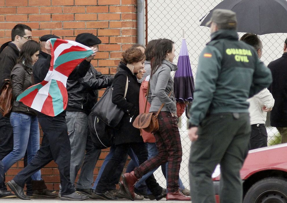 Foto: La etarra Inés del Río a su salida de la prisión coruñesa de Teixeiro. (EFE)
