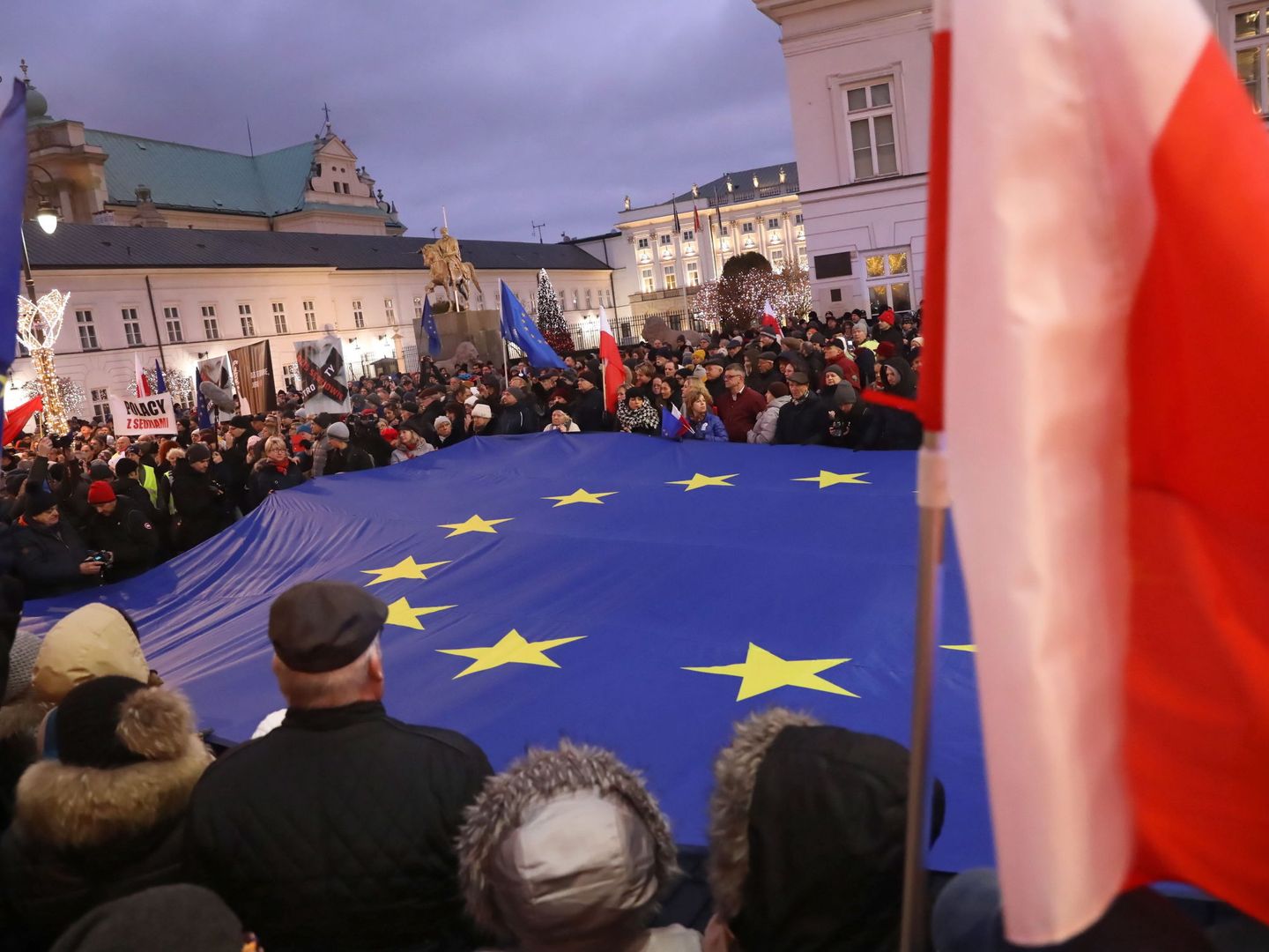 Manifestación de jueces de toda Europa en Varsovia en contra de la reforma judicial. (EFE)