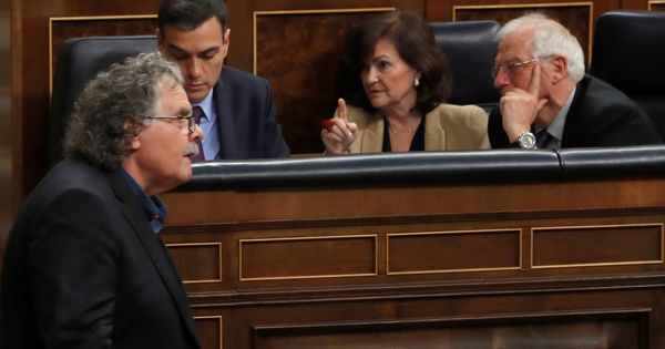 Foto: El portavoz de ERC, Joan Tardà, pasa delante de Pedro Sánchez, Carmen Calvo y Josep Borrell, este 12 de diciembre. (EFE)