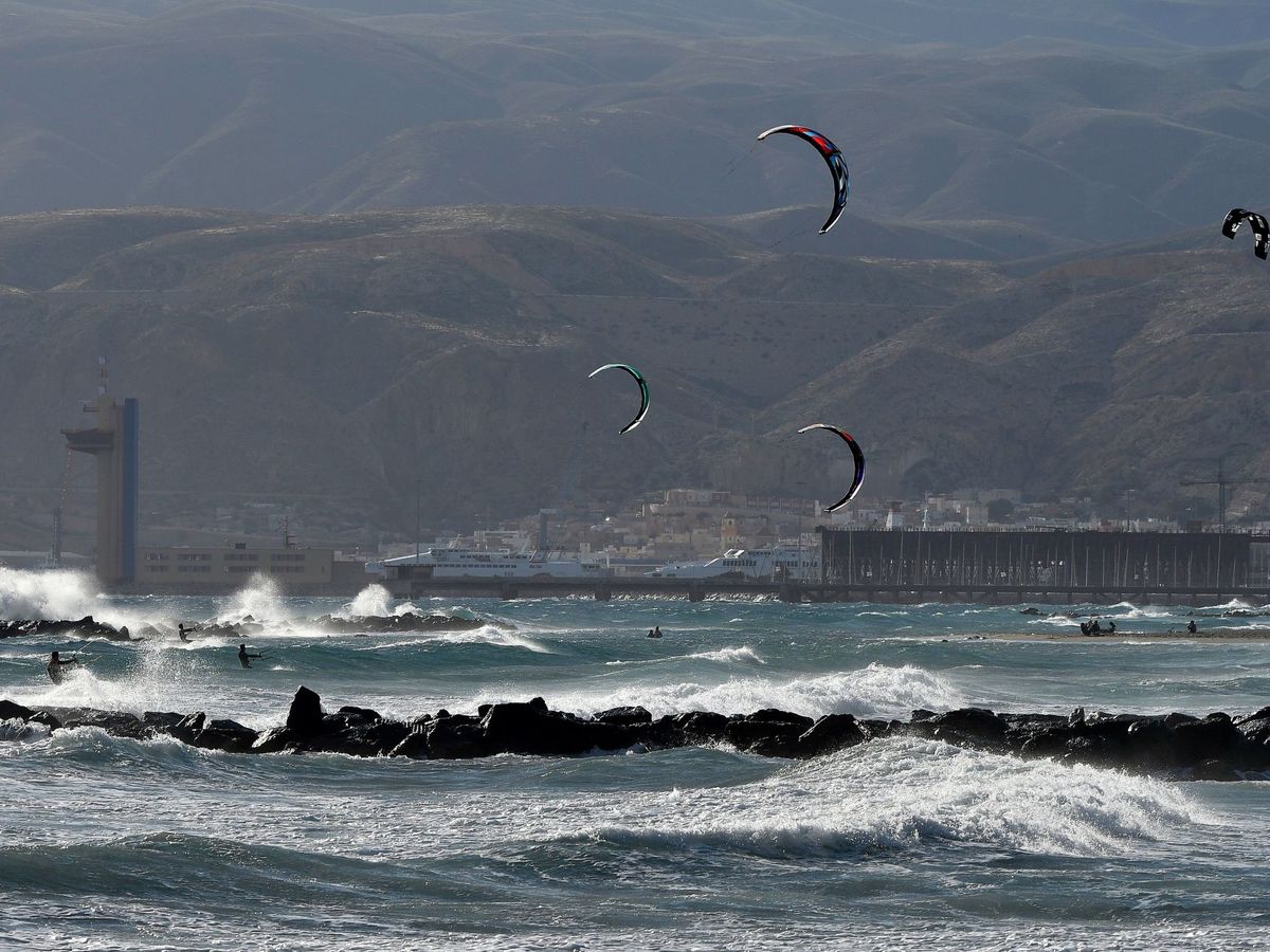 Foto: El viento es el factor determinante al practicar kitesurf (EFE/Carlos Barba)