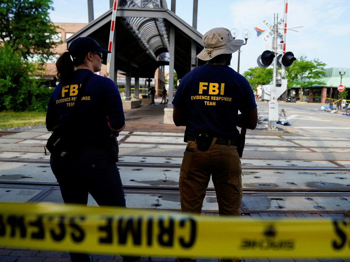 Foto: Agentes del FBI investigan el tiroteo en Highland Park, Illinois. (Reuters/Cheney Orr)