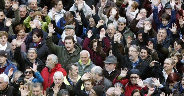 Foto: Cientos de jubilados, portestando por las pensiones en Bilbao. (EFE)