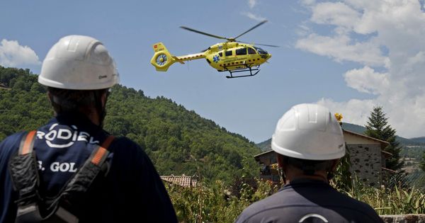 Foto: Un helicóptero trasladó al ciclista desde la comarca de La Garrotxa hasta un hospital de Girona (EFE/Robin Townsend)