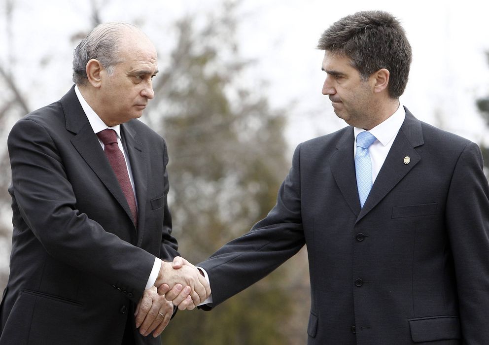 Foto: El ministro del Interior, Jorge Fernández Díaz (i), saluda al director general de la Policía, Ignacio Cosidó (Efe)
