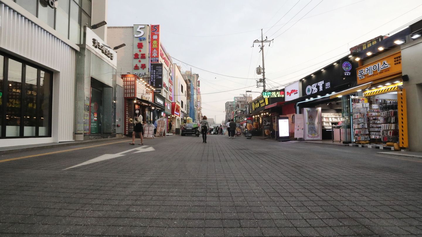 Una zona desierta en las calles de Hongdae en Seúl. EFE