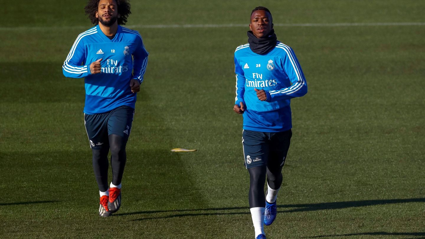 Marcelo junto a Vinicius en un entrenamiento. (Efe)