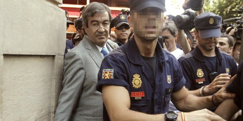 El ex secretario general del PP Francisco Álvarez-Cascos (i) abandona la Audiencia Nacional escoltado por agentes de la Policía, (EFE)