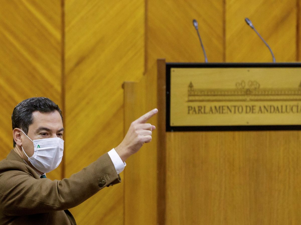 Foto: Juanma Moreno, en el Parlamento de Andalucía. (EFE/Julio Muñoz)