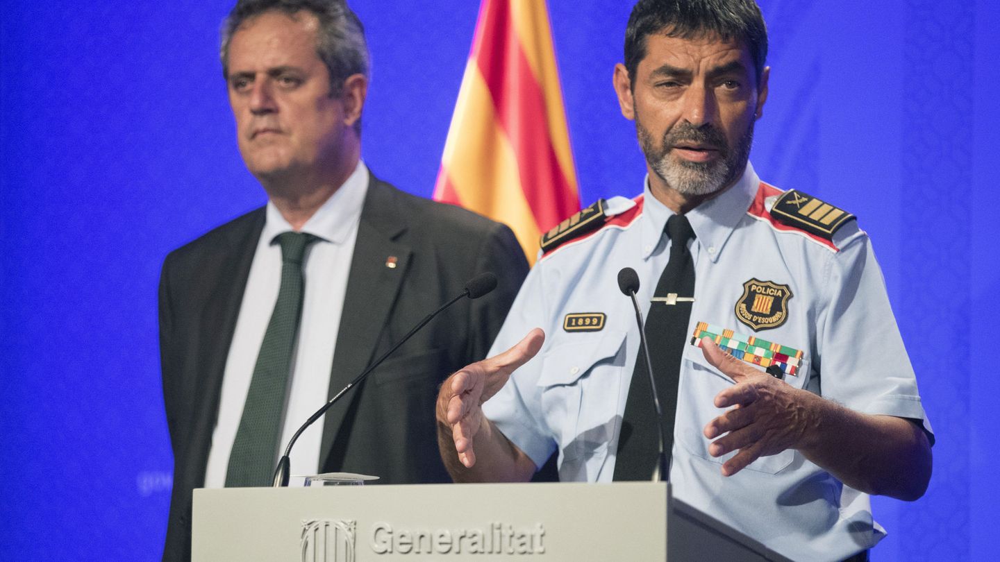 Joaquim Forn y Josep Lluís Trapero comparecen tras los atentados. (EFE) 