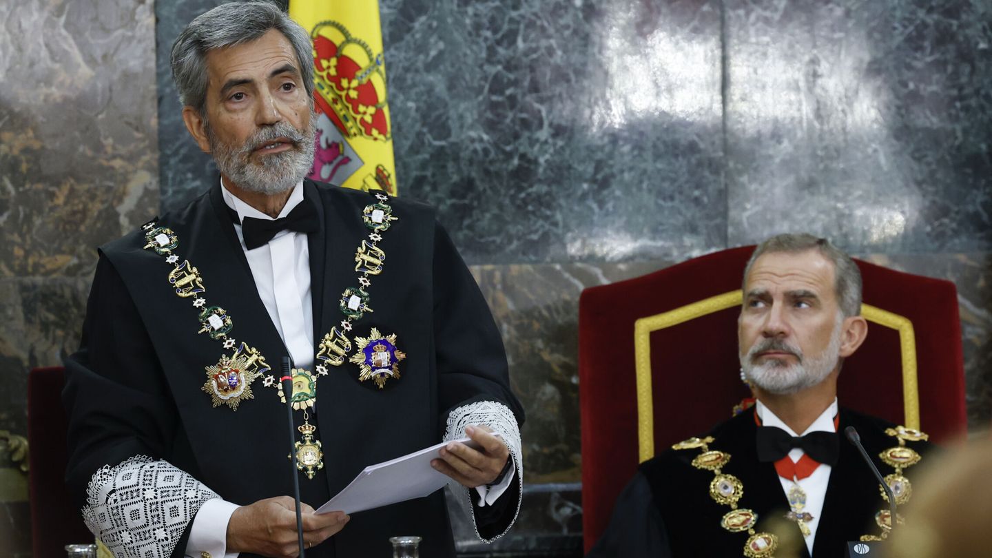 Carlos Lesmes (i), ante el rey Felipe, interviene en el acto de apertura del Año Judicial 2022/2023. (EFE/J. J Guillén)