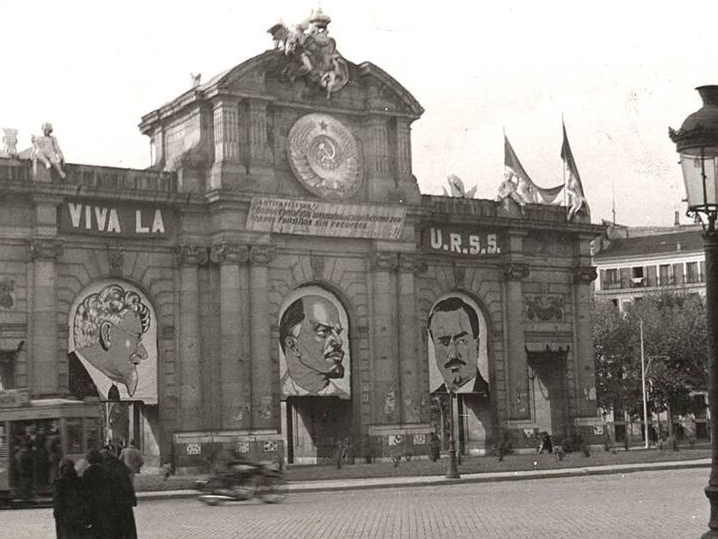 La Puerta de Alcalá, en una imagen de 1937, adornada con estampas comunistas. (Cedida)