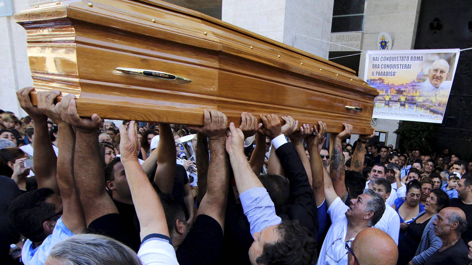Foto: Un grupo de personas porta el ataúd de Vittorio Casamonica durante su funeral en Roma. (Reuters)