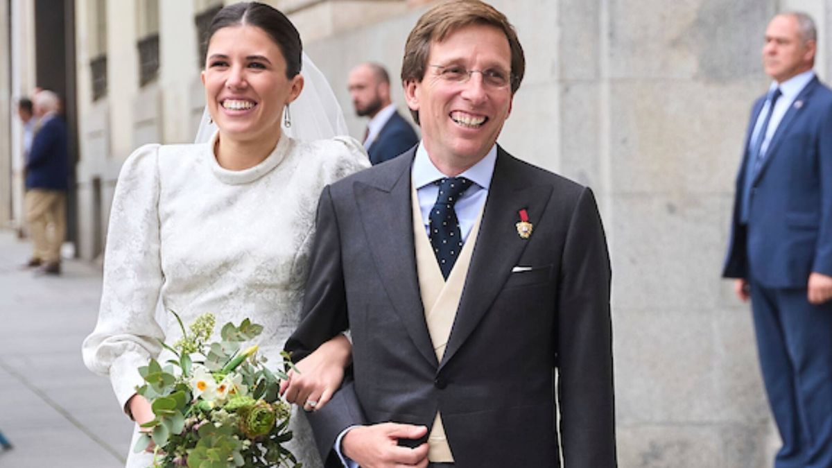 Las 15 fotos que resumen la boda de José Luis Martínez-Almeida y Teresa Urquijo: de la llegada al banquete de la reina Sofía al beso de los novios
