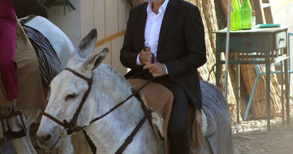 Foto: George Clooney, en burro por Navalcarnero. (EFE)