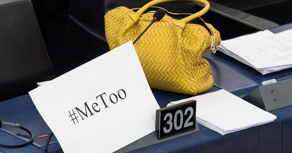 Foto: Un bolso junto a un cartel con la etiqueta "#Me too" durante un debate para discutir sobre medidas contra las agresiones sexuales en el Parlamento Europeo en Estrasburgo. (EfE)