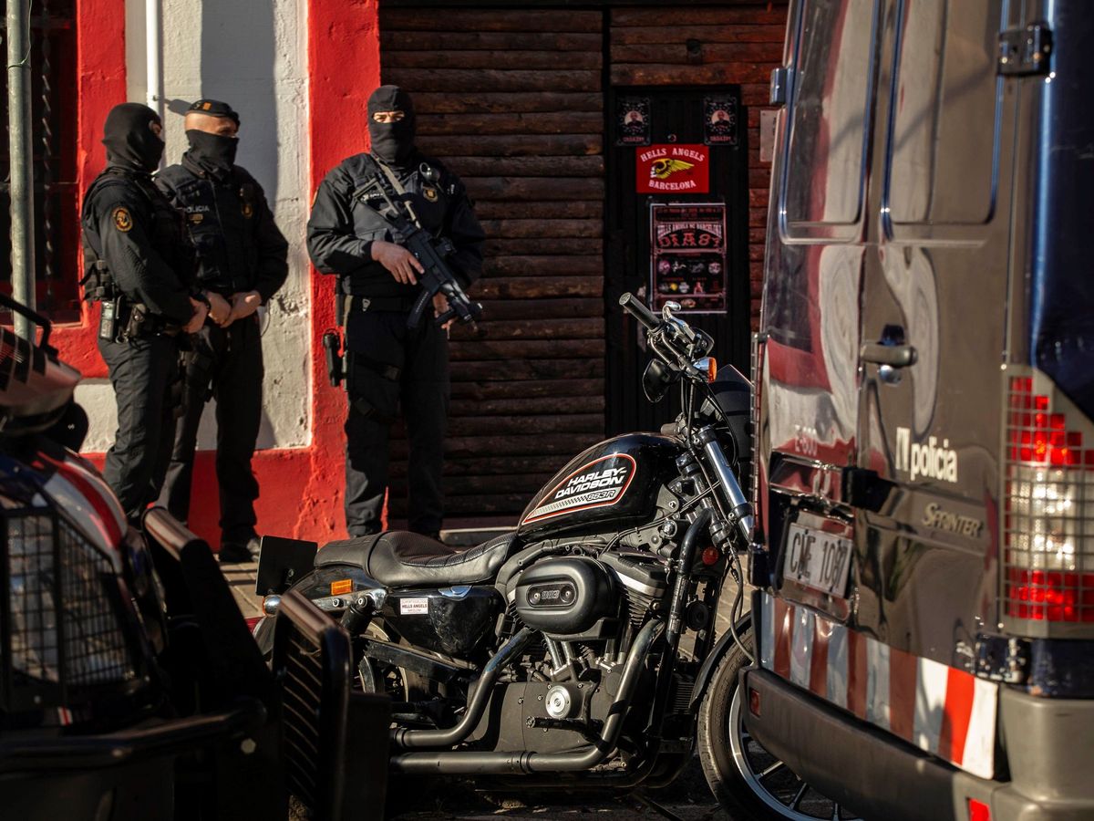 Foto: Imagen de archivo de una operación policial de los Mossos contra los Ángeles del Infierno en Cataluña por tráfico de drogas. (EFE)