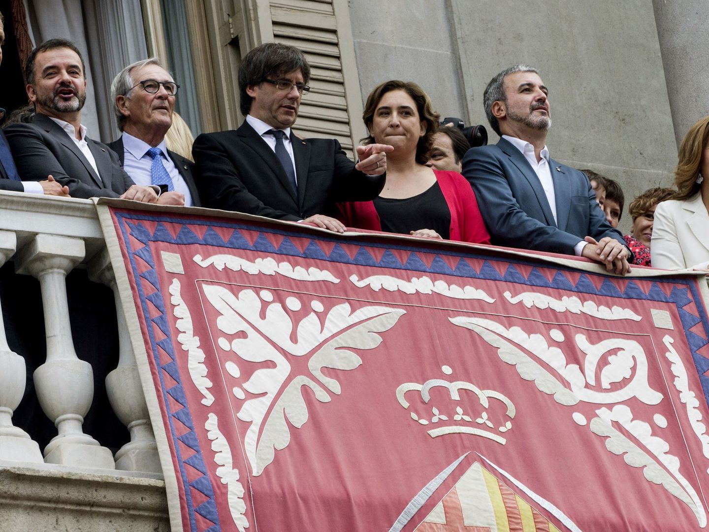 El 'expresident' de la Generalitat Carles Puigdemont, con Xavier Trias. (EFE)