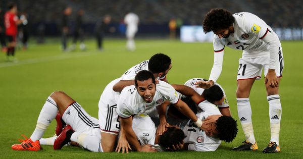 Foto: Jugadores del Al Jazira celebran el gol que les dio el triunfo ante los Urawa Red Diamonds. (Reuters)