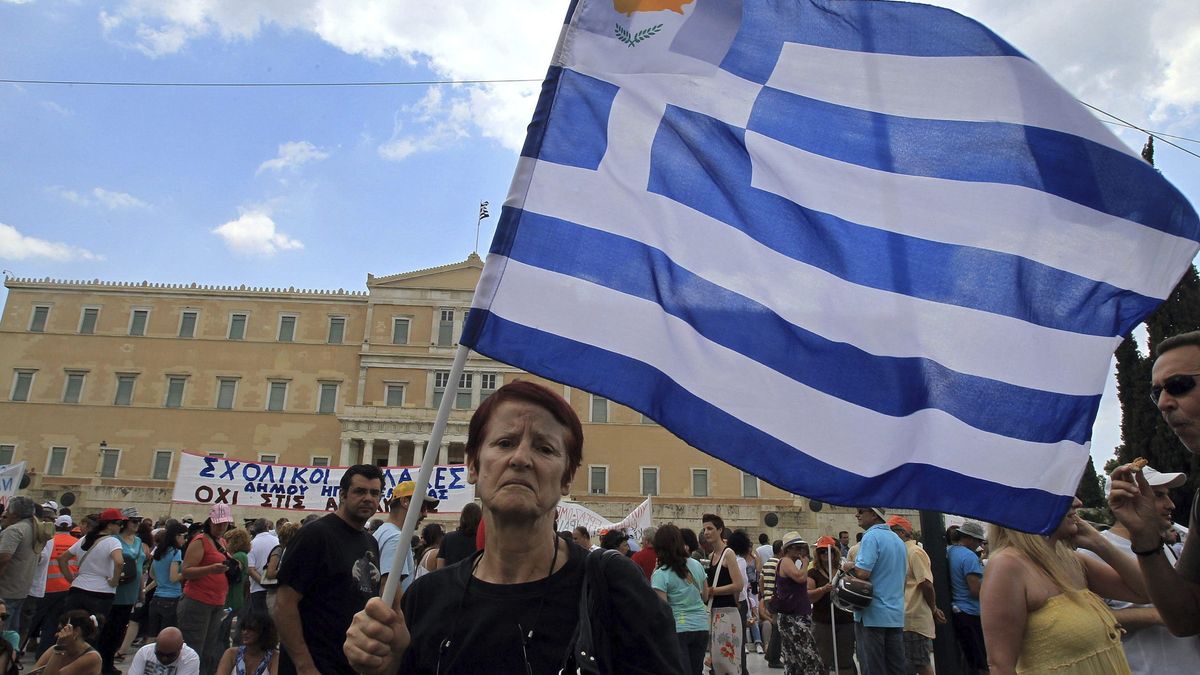 El Gobierno griego aprueba los despidos y reformas exigidos por la troika
