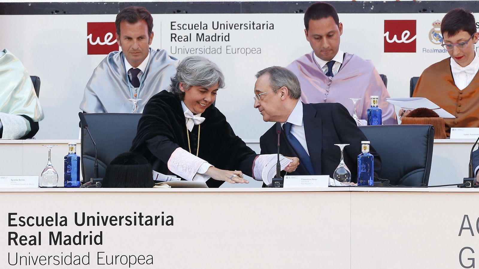 Foto: Florentino Pérez conversa con la rectora de la Universidad Europea (EFE)