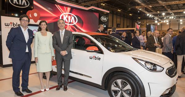 Foto: El nuevo Kia Wible junto a los responsables de Repsol, de Kia Europa y de la compañía de carsharing en su presentación en Madrid Auto. 