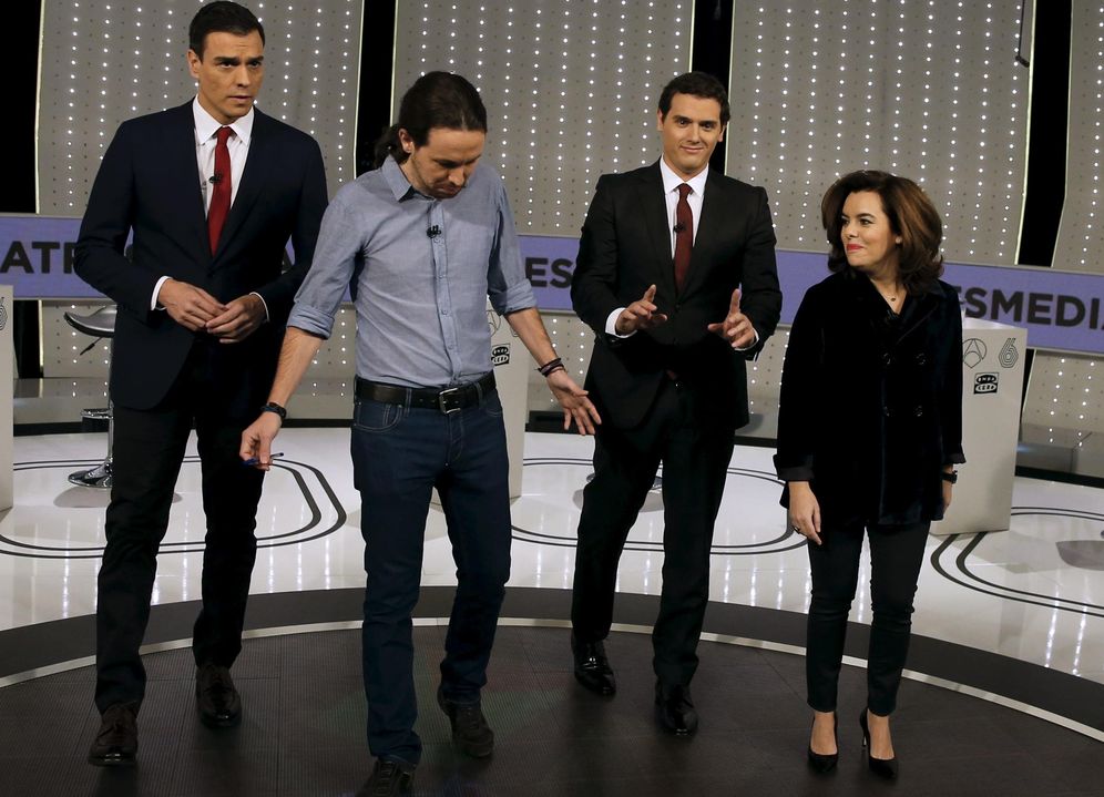 Foto: Pedro Sánchez, Pablo Iglesias, Albert Rivera y Soraya Sáenz de Santamaría, el pasado 7 de diciembre, minutos antes del comienzo del debate en Atresmedia. (Reuters)