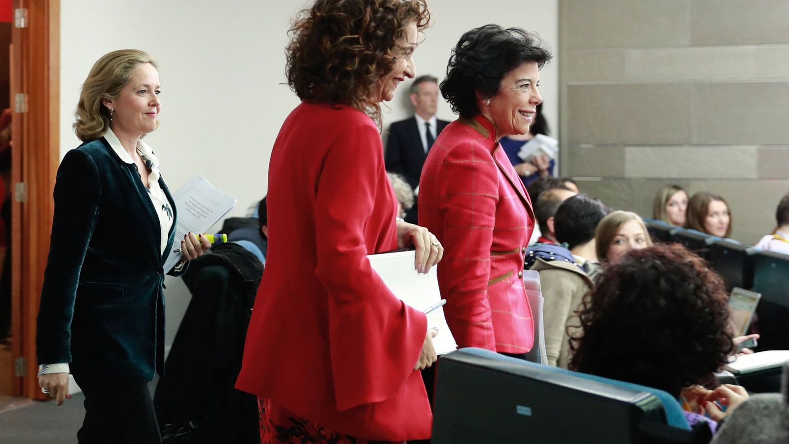 Foto: La portavoz del Gobierno, Isabel Celaá (d), la ministra de Hacienda, María Jesús Montero (c), y la de Economía, Nadia Calviño. (EFE)