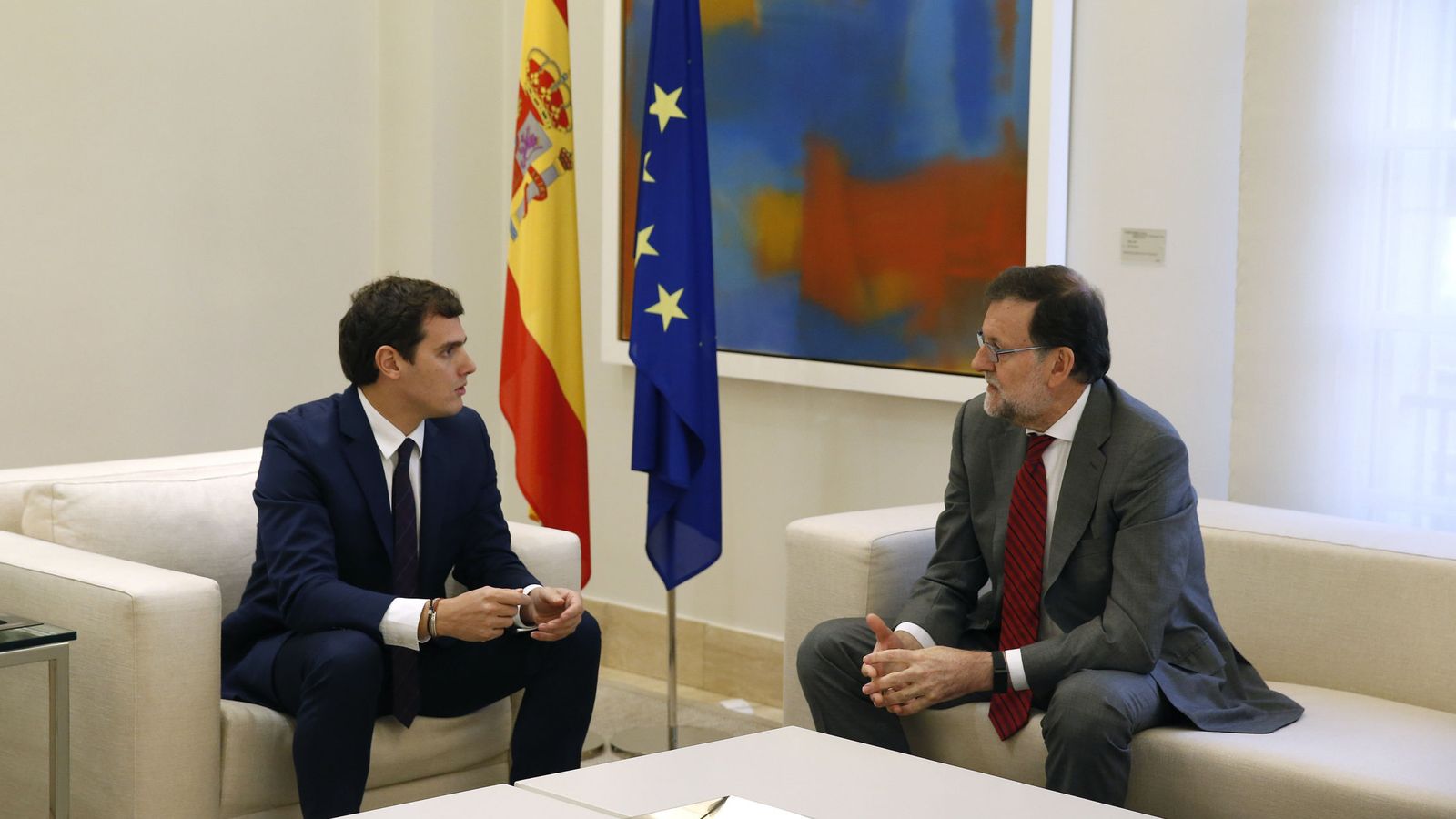 Foto: El presidente del Gobierno español en funciones, Mariano Rajoy, y el presidente de Ciudadanos, Albert Rivera, durante la reunión que mantuvieron en diciembre de 2015. (EFE)