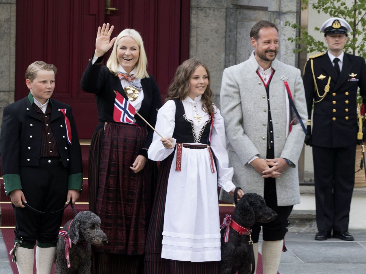 La familia real noruega, acompañada de sus perros. (EFE)