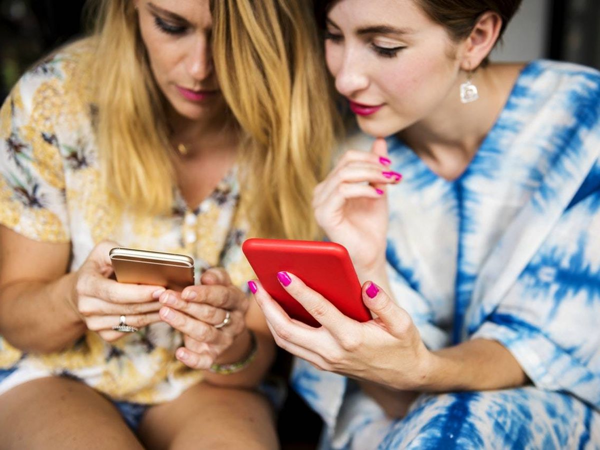 Foto: Dos mujeres usando sus teléfonos móviles (Foto: Pexels)