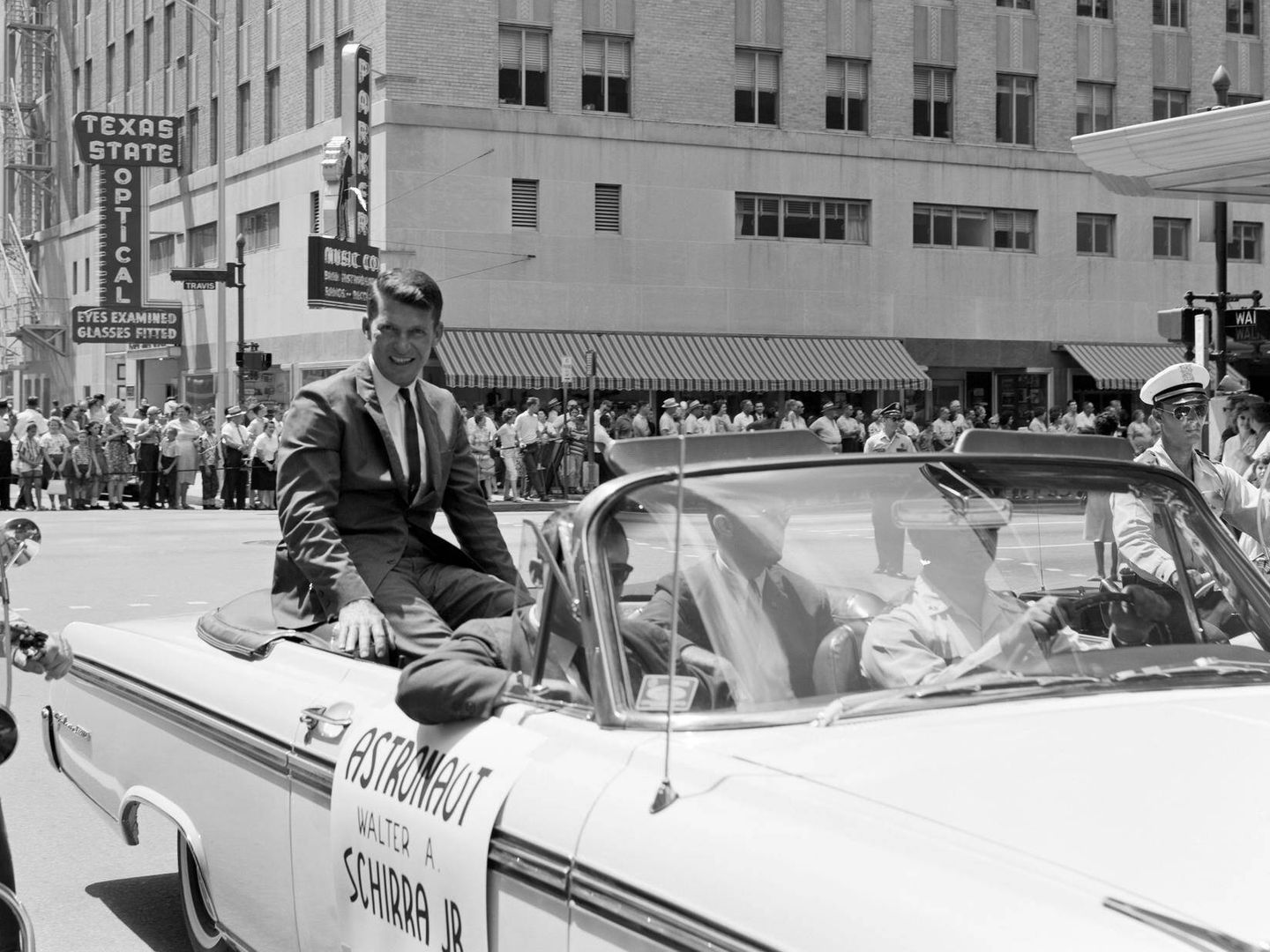 El astronauta Walter Schirra montando en la parte trasera de un coche durante un desfile de bienvenida en Houston, Texas en 1962. Crédito de la foto: NASA