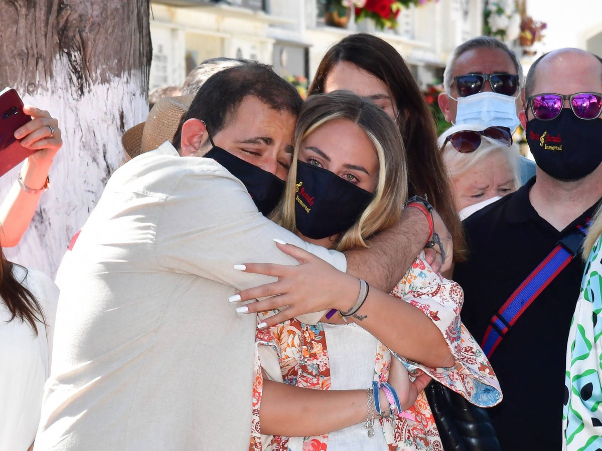 Foto: Rocío y David Flores, abrazados en el homenaje a su abuela y en medio de la polémica con su madre. (Gtres)