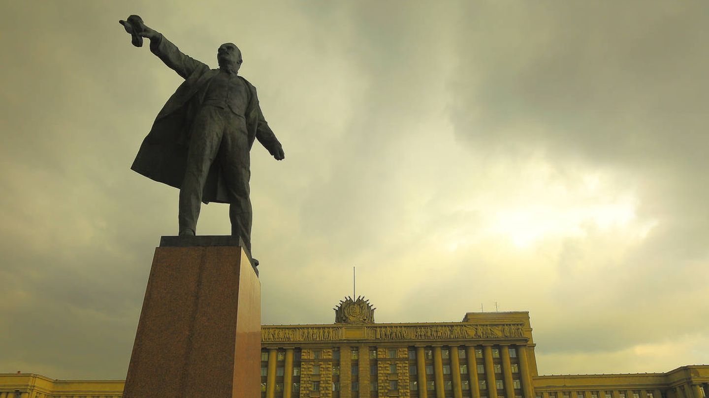 Estatua de Lenin en la Plaza Moscú de San Petersburgo. 