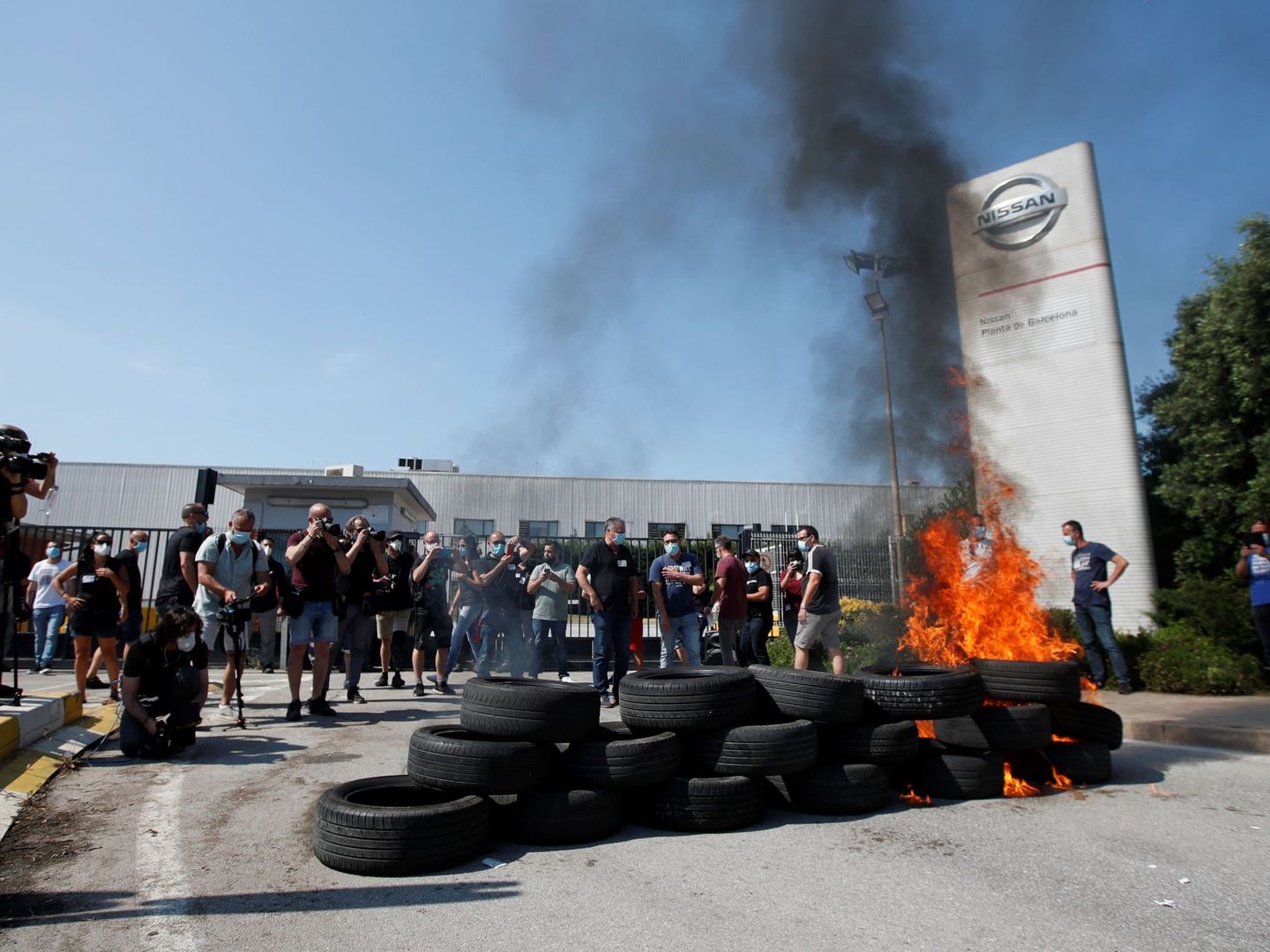 Trabajadores de Nissan queman neumáticos en las protestas. (EFE)