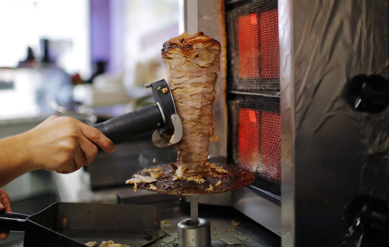 Un empleado prepara un kebab (Reuters)