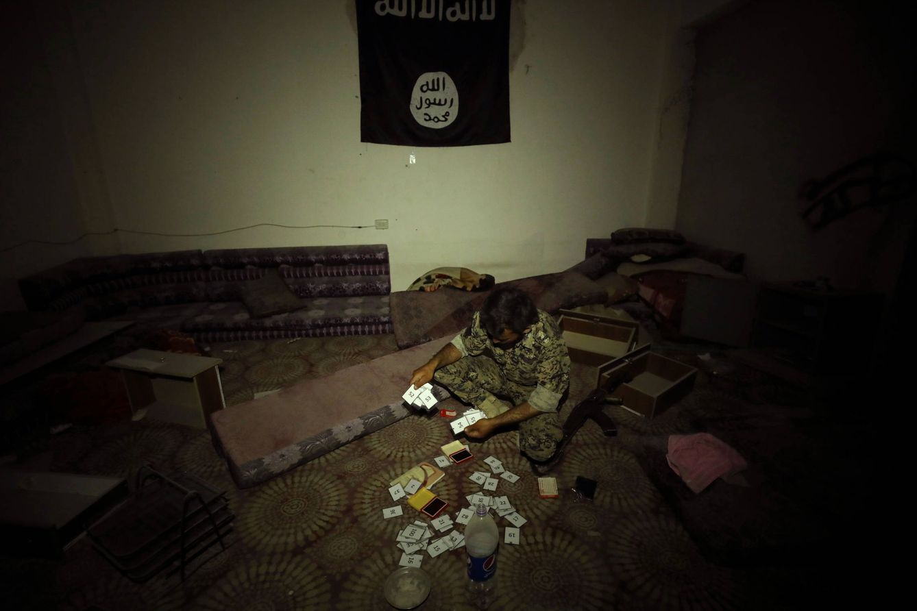 Un combatiente kurdo inspecciona una antigua prisión del ISIS en Tabqa, Siria. (Reuters)
