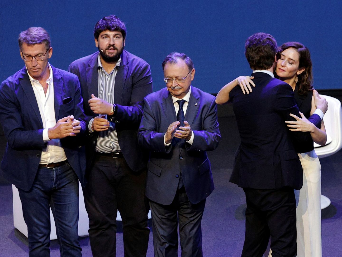 Isabel Díaz Ayuso es saludada por el líder del Partido Popular, Pablo Casado. (EFE)