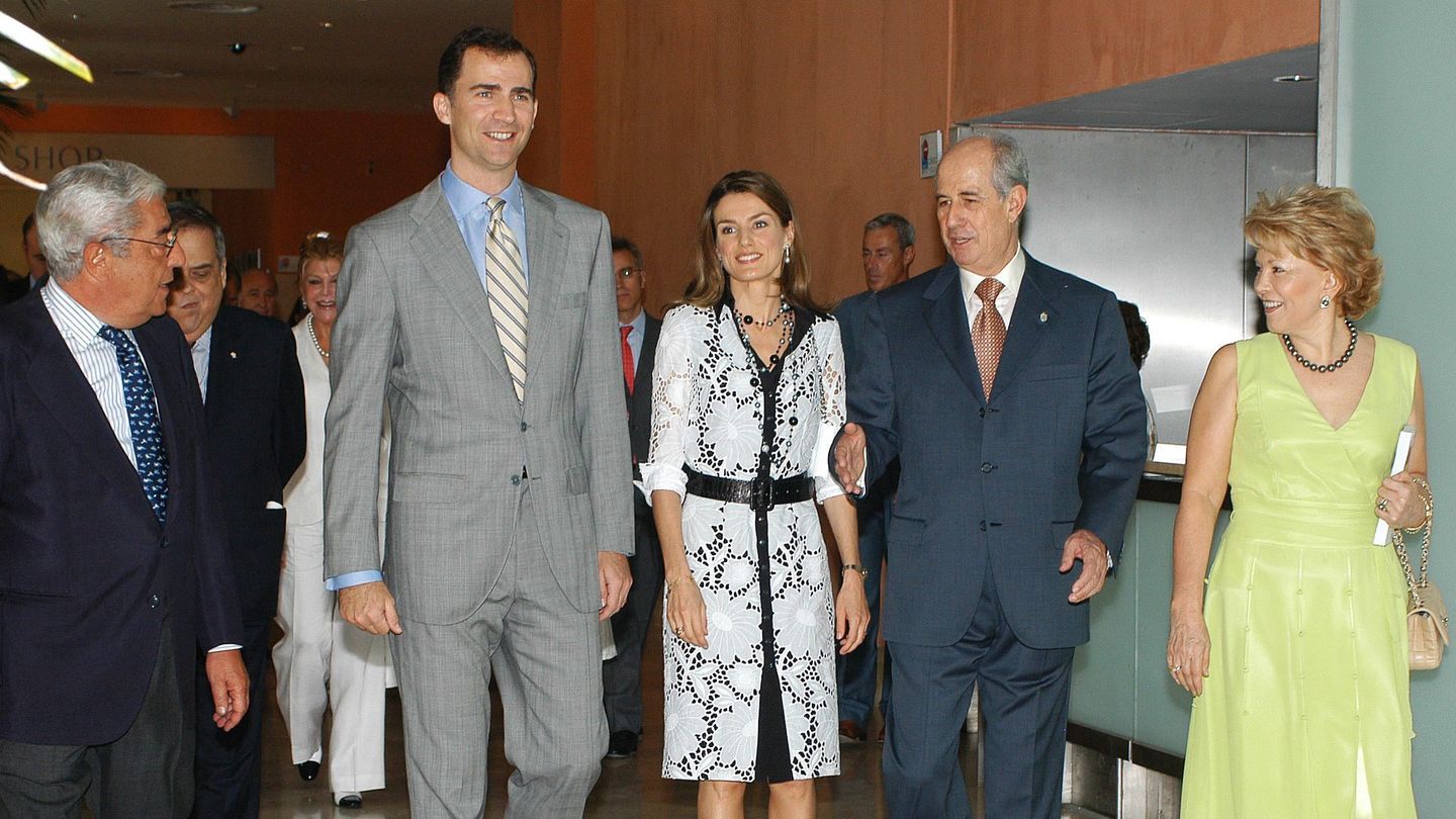 A la derecha, Juan Antonio Pérez Simón con los príncipes de Asturias en 2006 (Gtres)