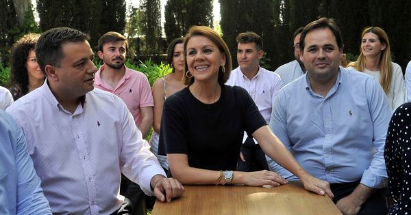 Foto: María Dolores de Cospedal junto al alcalde de Albacete, Manuel Serrano (i), y el presidente provincial del partido, Francisco Núñez (d). (EFE)
