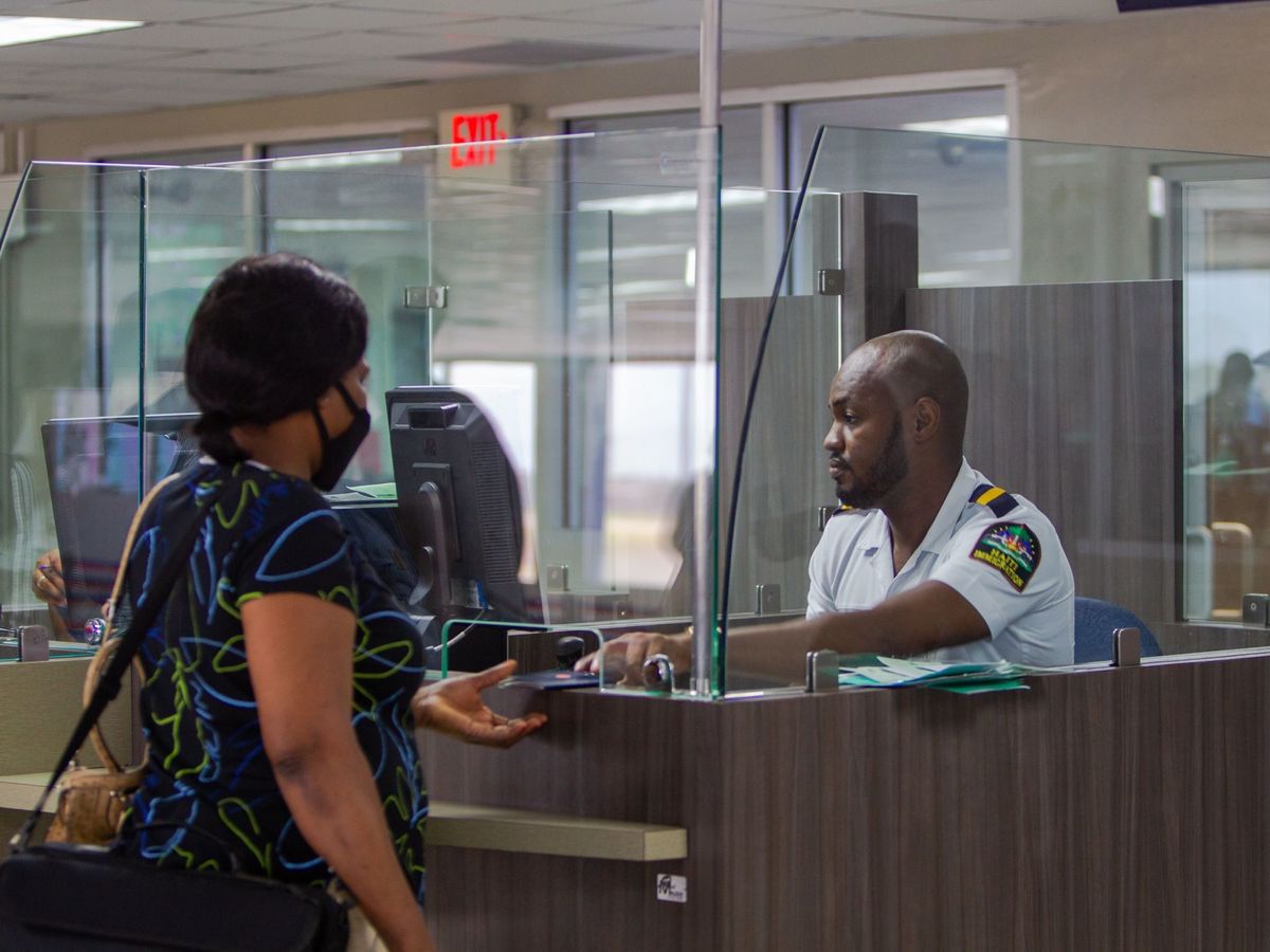 Foto: Persona presentando su certificado en el aeropuerto. (EFE)
