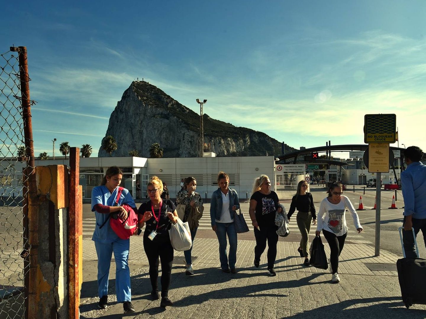 Trabajadoras del Campo de Gibraltar salen del Peñón en dirección a La Línea. (Toñi Guerrero)
