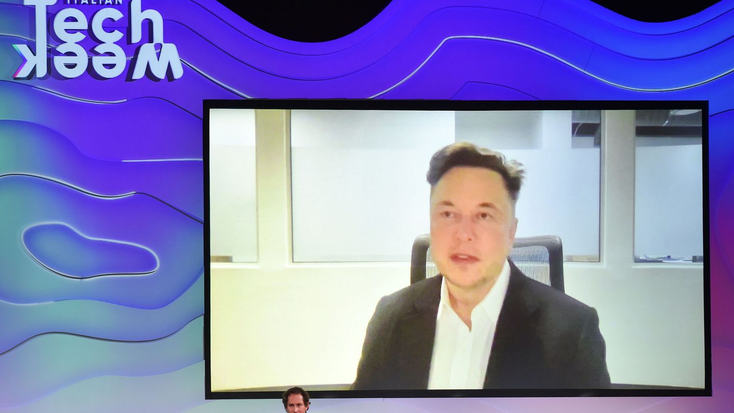 Elon Musk, participando en una conferencia por videollamada. (Reuters)