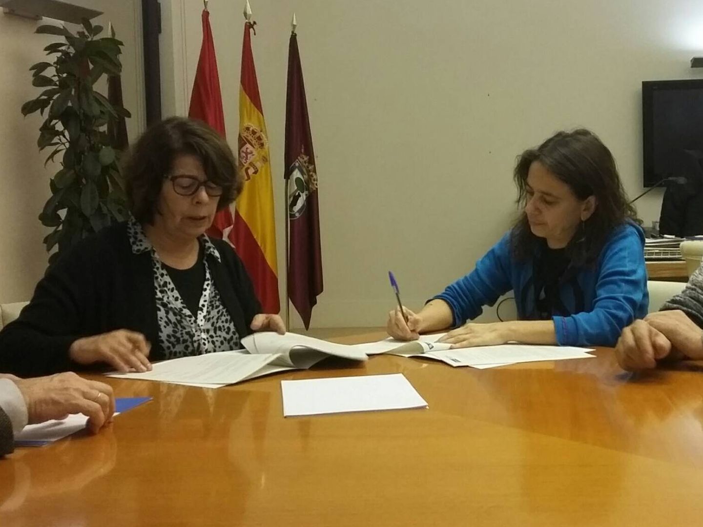 Rosi Pérez firma un acuerdo con la exconcejal Inés Sabanés. (Efe)