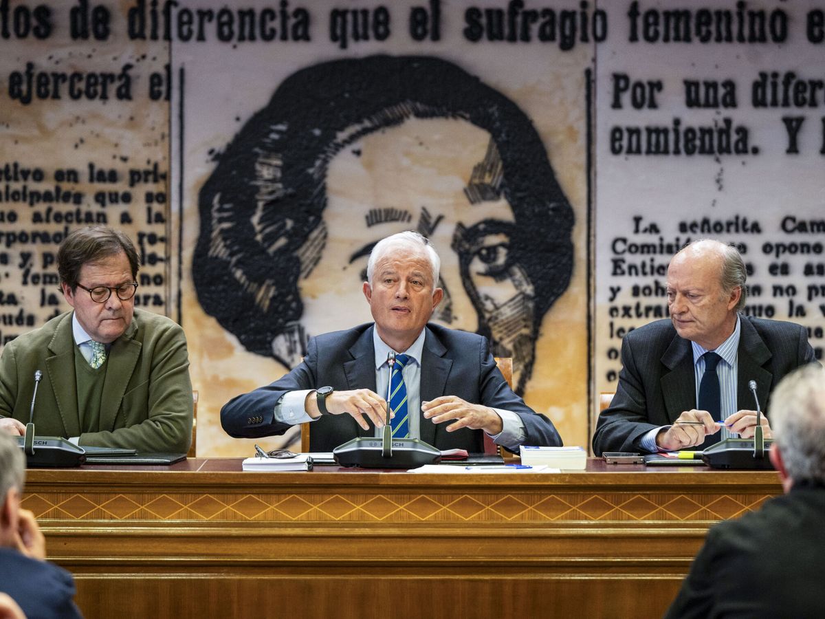 Foto: Eloy Suárez Lamata (c) preside la constitución y designación de la mesa de la Comisión de Investigación por el 'caso Koldo'. (EFE/Fernando Villar)