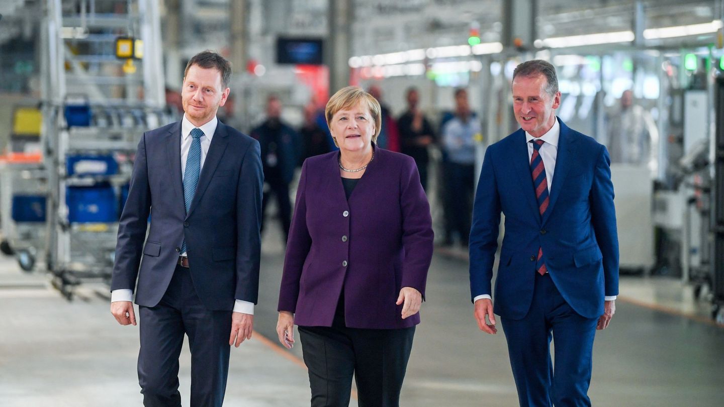 Angela Merkel, canciller de Alemania, durante su visita a la fábrica de Volkswagen. (EFE)