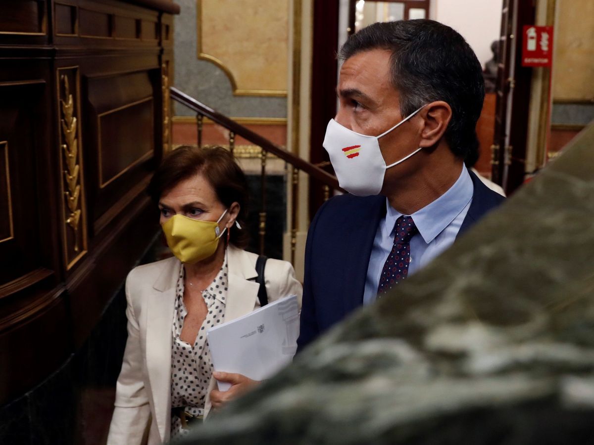 Foto: El presidente del Gobierno, Pedro Sánchez y la vicepresidenta primera, Carmen Calvo (i) a su llegada a la sesión de control. (EFE)