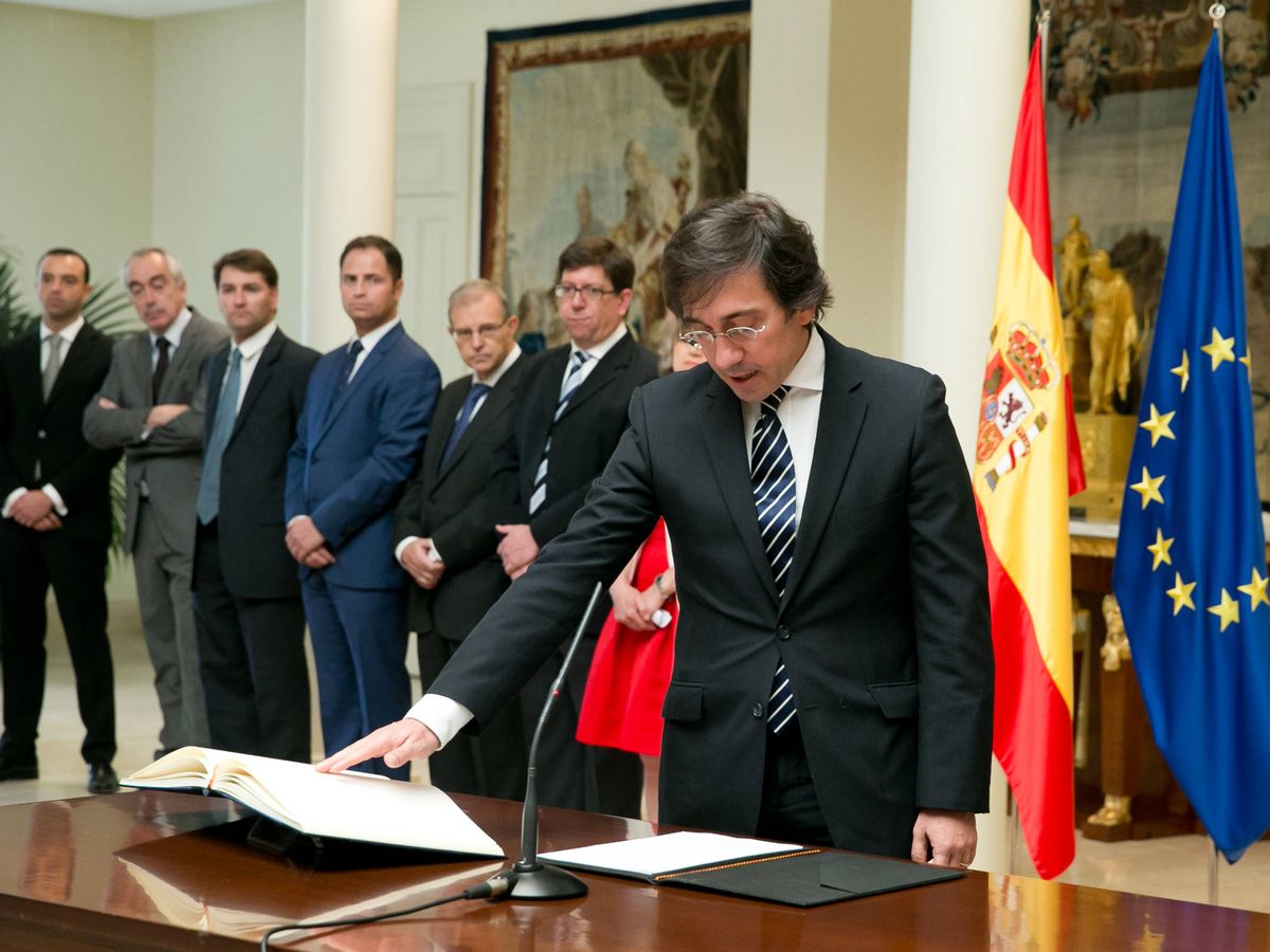 Foto: José Manuel Albares, prometiendo su cargo en junio de 2018. En la imagen, Manuel de la Rocha (3i). (Borja Puig | Moncloa)
