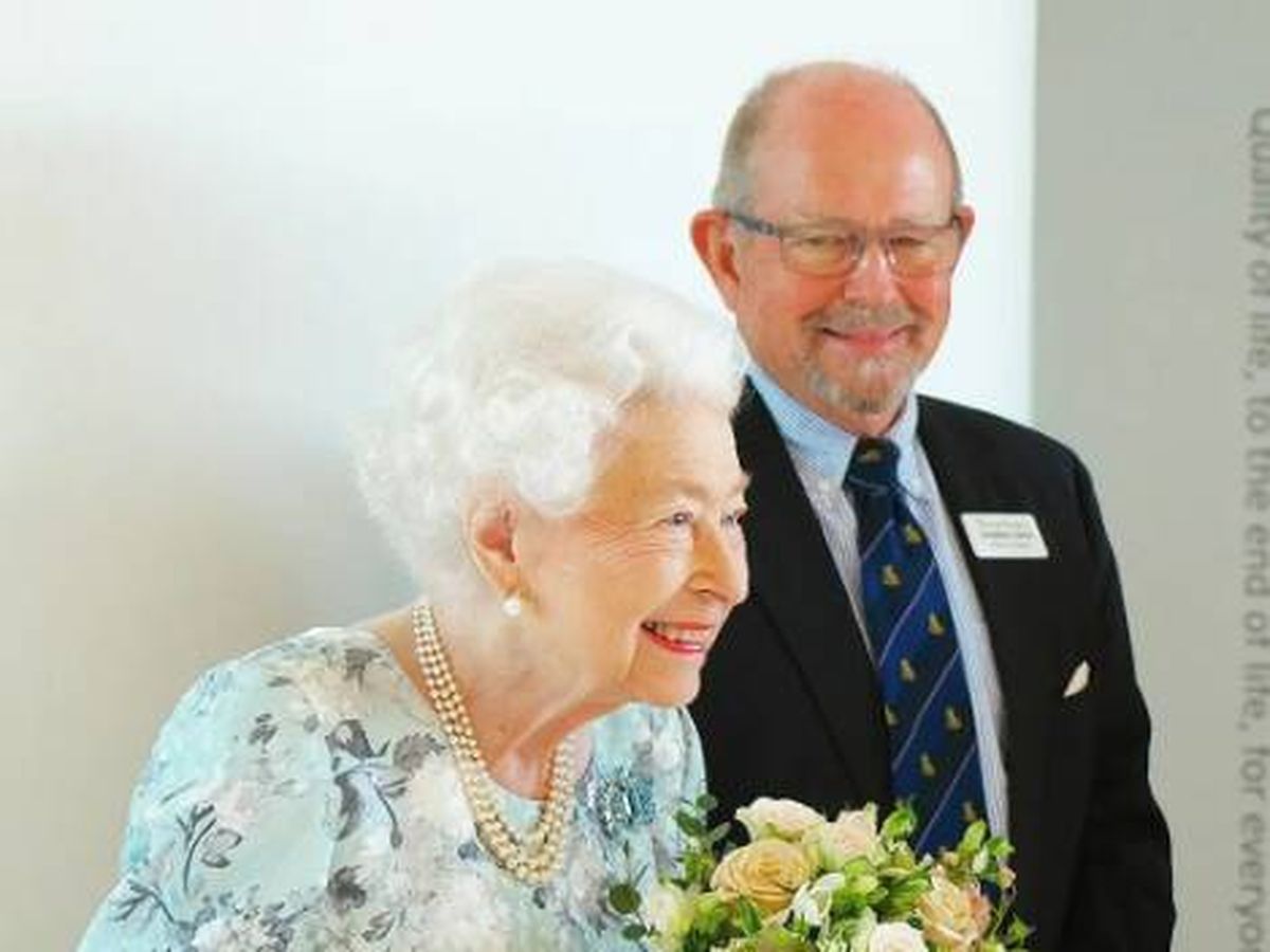Foto: Isabel II en las nuevas instalaciones de la fundación 'Thames Hospice'. (IG)
